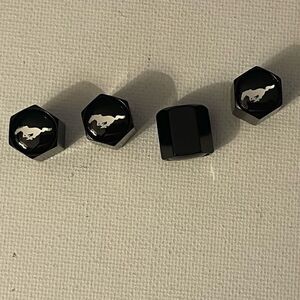 Mustang Logo valve Stem caps in Black set of 4 NWT